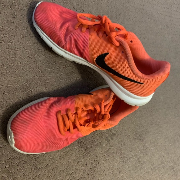 Girls Nike size 4 sneakers - Picture 5 of 5